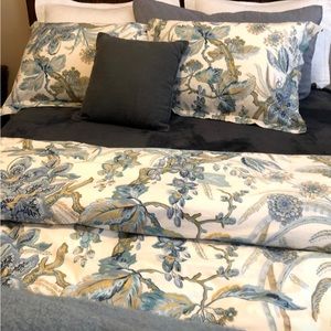 Pottery Barn queen duvet cover and 2 standard shams